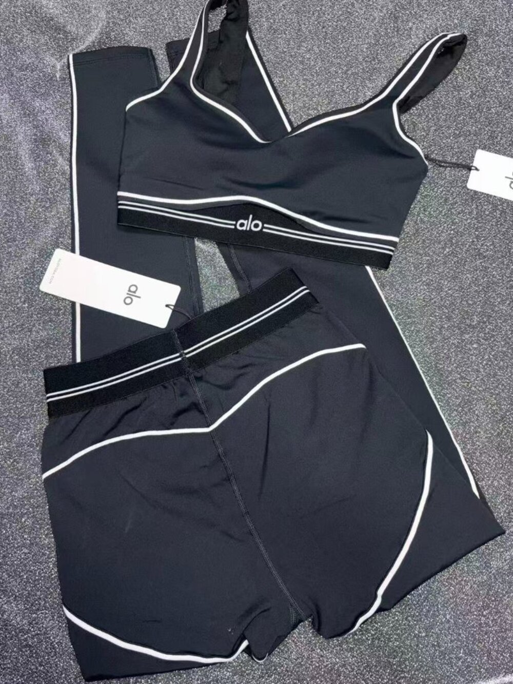NWT ALO Yoga Airbrush Heart Throb Bra Legging Set Black White - Picture 5 of 9